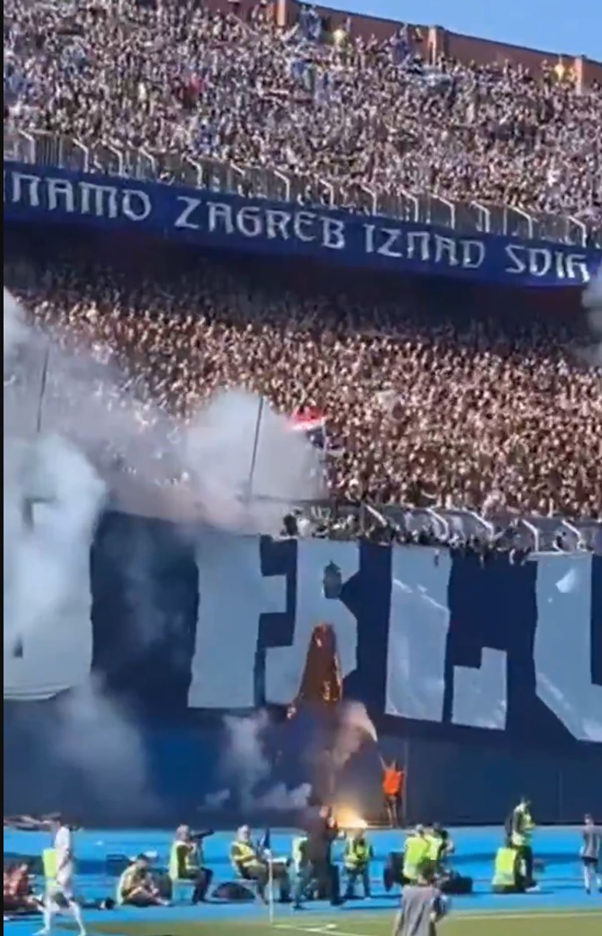 Au ars bannerul rivalilor cu telecomanda! » Scene incredibile la marele derby: ultrașii au provocat haos în tribune