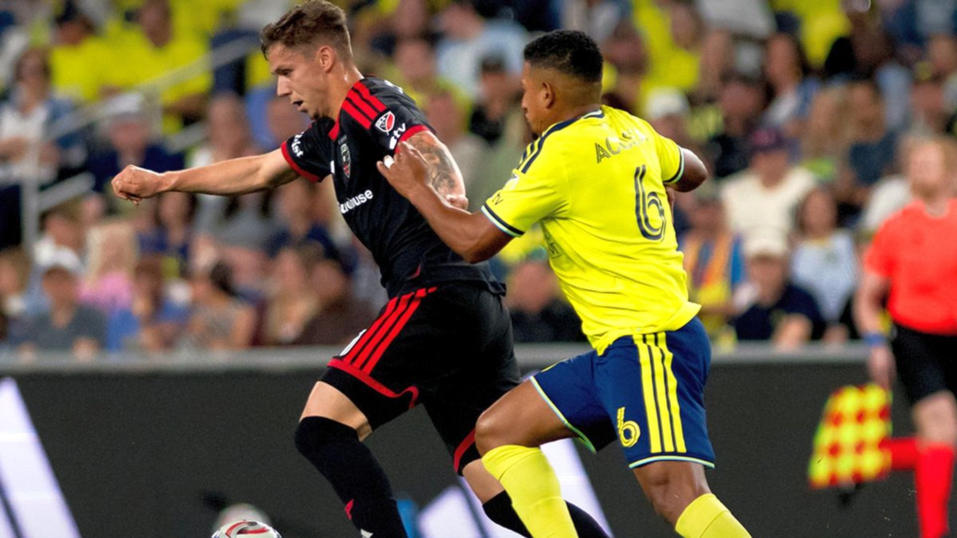 Louis Munteanu, în tricoul DC United, executând o lovitură de cap decisivă în meciul MLS, cu stadionul plin în fundal. | sursa foto: Gazeta Sporturilor