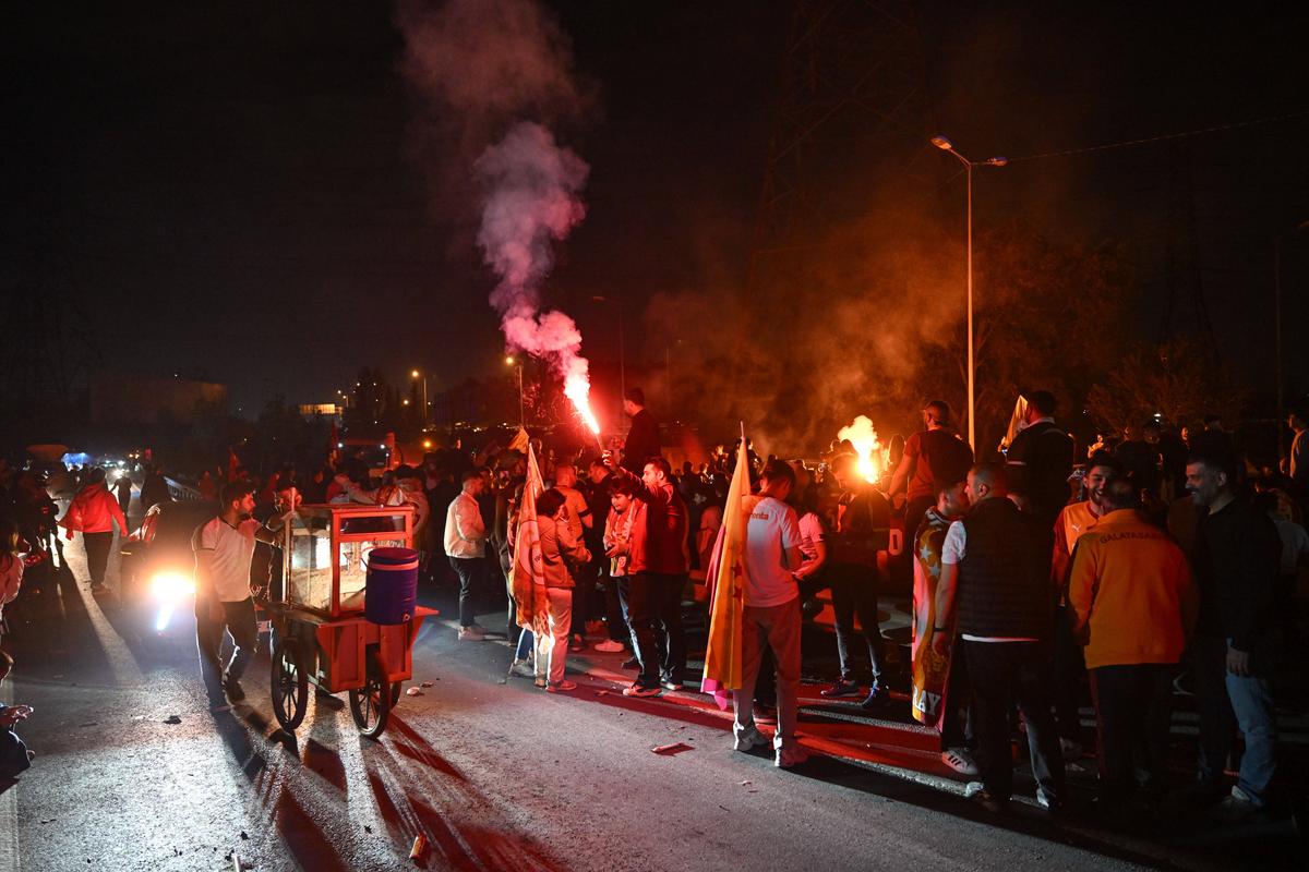 Galatasaray a câștigat al patrulea titlu consecutiv și a scos suporterii în stradă! Imagini spectaculoase
