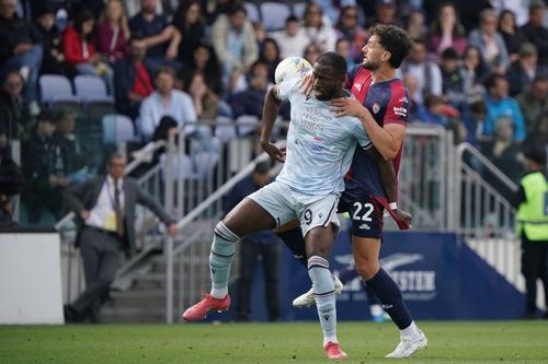 Keinan Davis (Udinese, prim-plan) în duel cu Alberto Dossena (Cagliari) / Foto: Imago