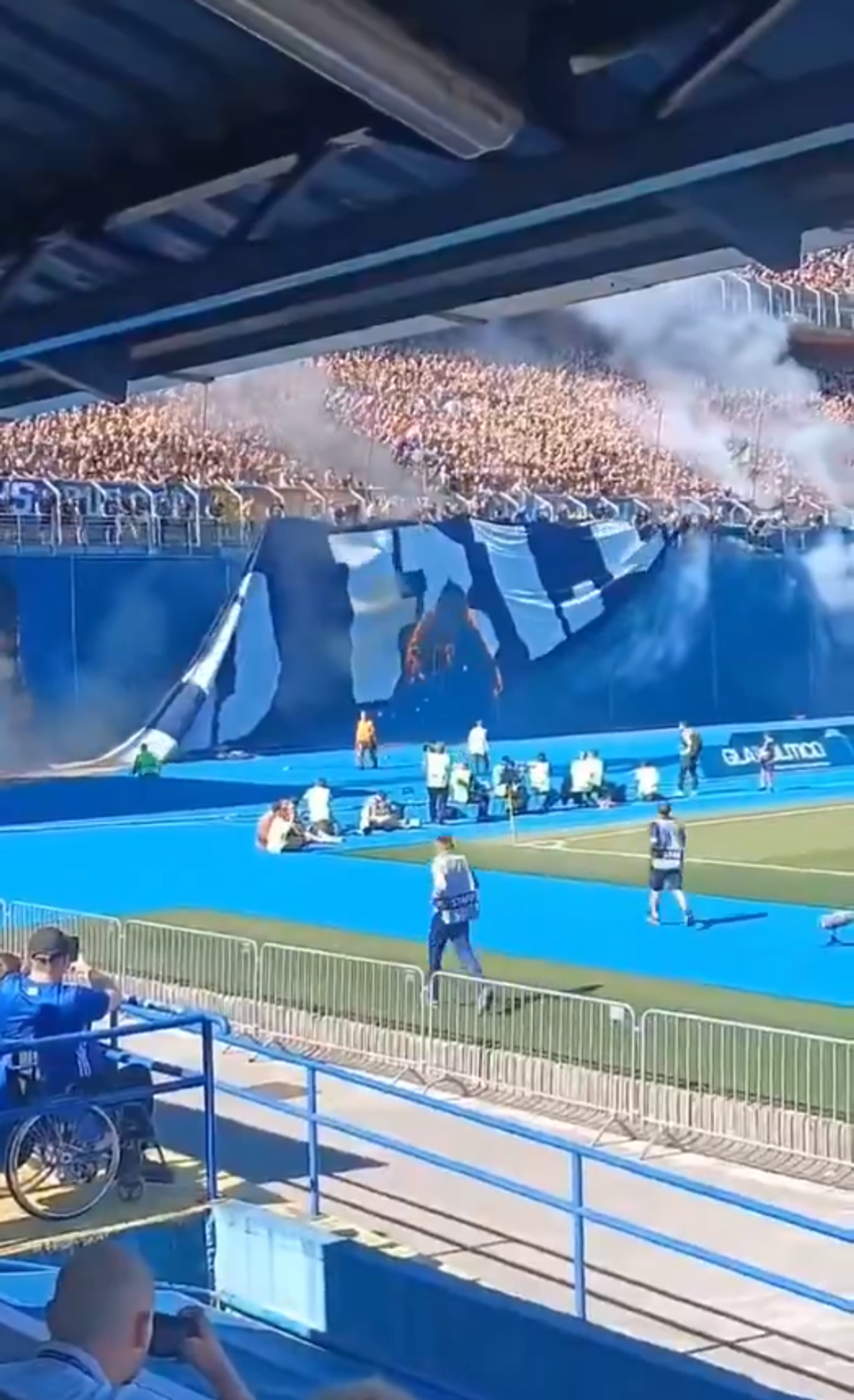 Au ars bannerul rivalilor cu telecomanda! » Scene incredibile la marele derby: ultrașii au provocat haos în tribune