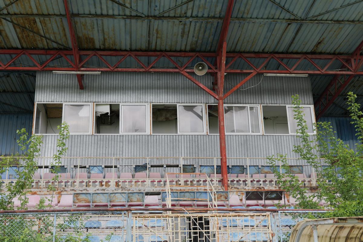 Stadionul-fantomă din România, înghițit de buruieni și rugină » Echipa națională a jucat aici de două ori
