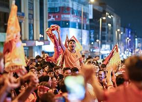 Galatasaray a câștigat al patrulea titlu consecutiv și a scos suporterii în stradă! Imagini spectaculoase