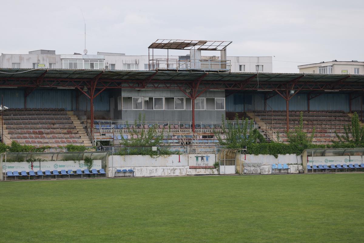 Stadionul-fantomă din România, înghițit de buruieni și rugină » Echipa națională a jucat aici de două ori