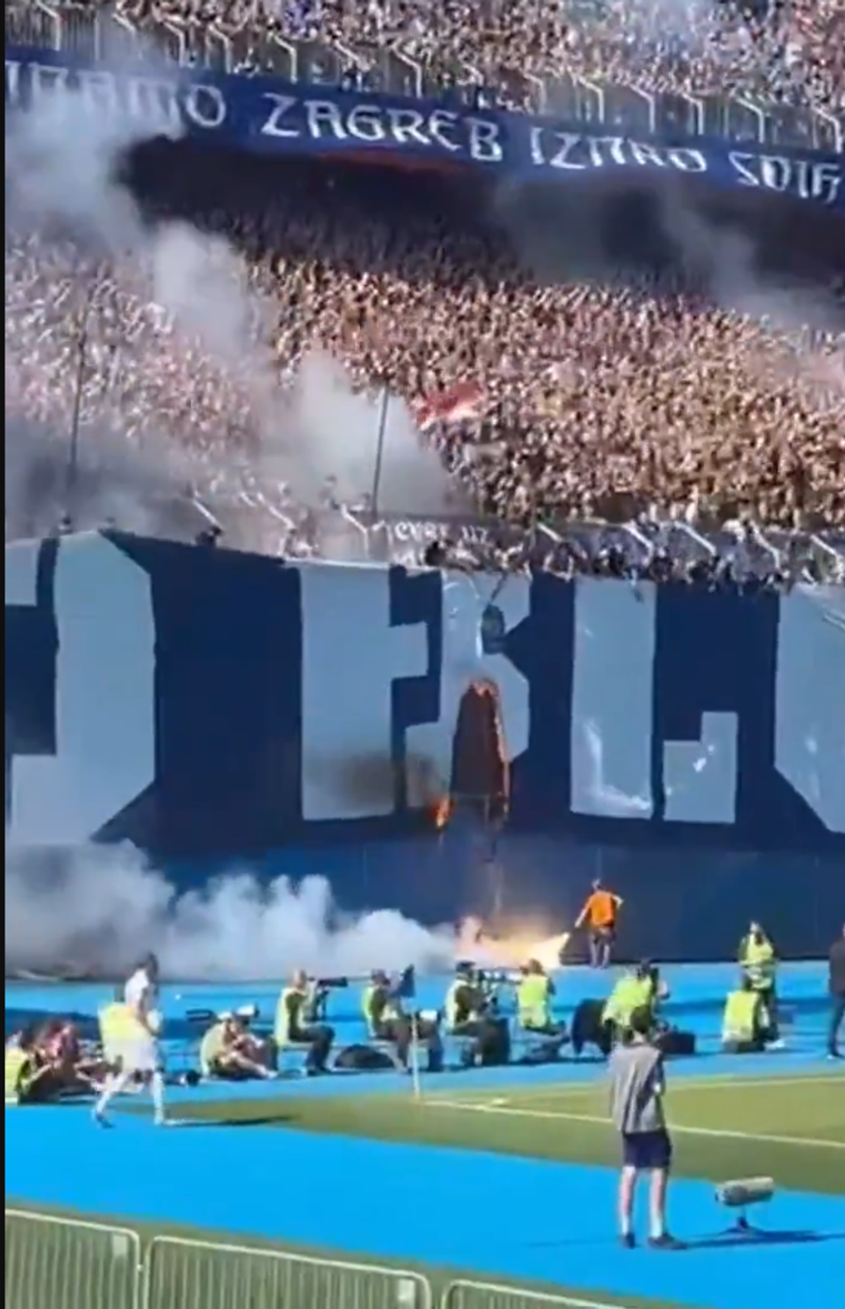 Au ars bannerul rivalilor cu telecomanda! » Scene incredibile la marele derby: ultrașii au provocat haos în tribune