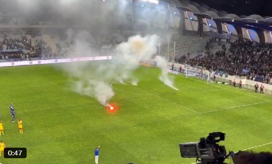 Ultrașii au început să arunce torțele și petardele câtă vreme jucătorii erau pe teren Haos pe teren, meci abandonat » Gazdele au retrogradat, oaspeții au promovat în Ligue 1!