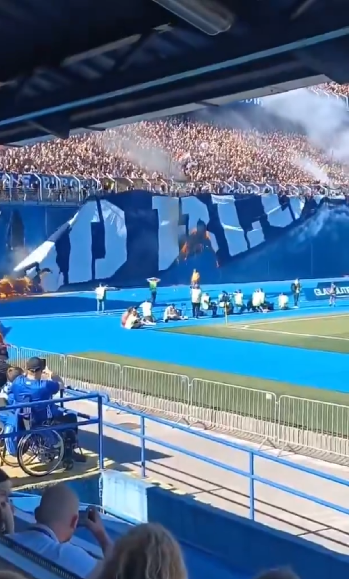 Au ars bannerul rivalilor cu telecomanda! » Scene incredibile la marele derby: ultrașii au provocat haos în tribune