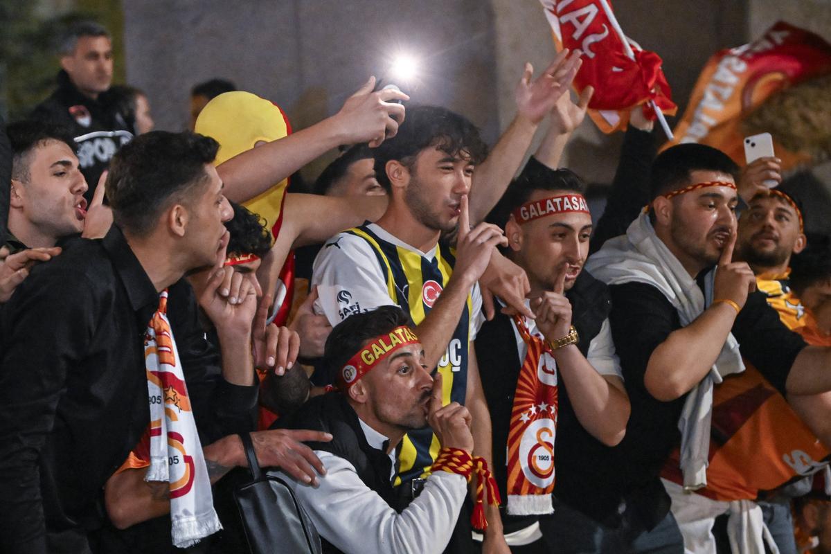 Galatasaray a câștigat al patrulea titlu consecutiv și a scos suporterii în stradă! Imagini spectaculoase