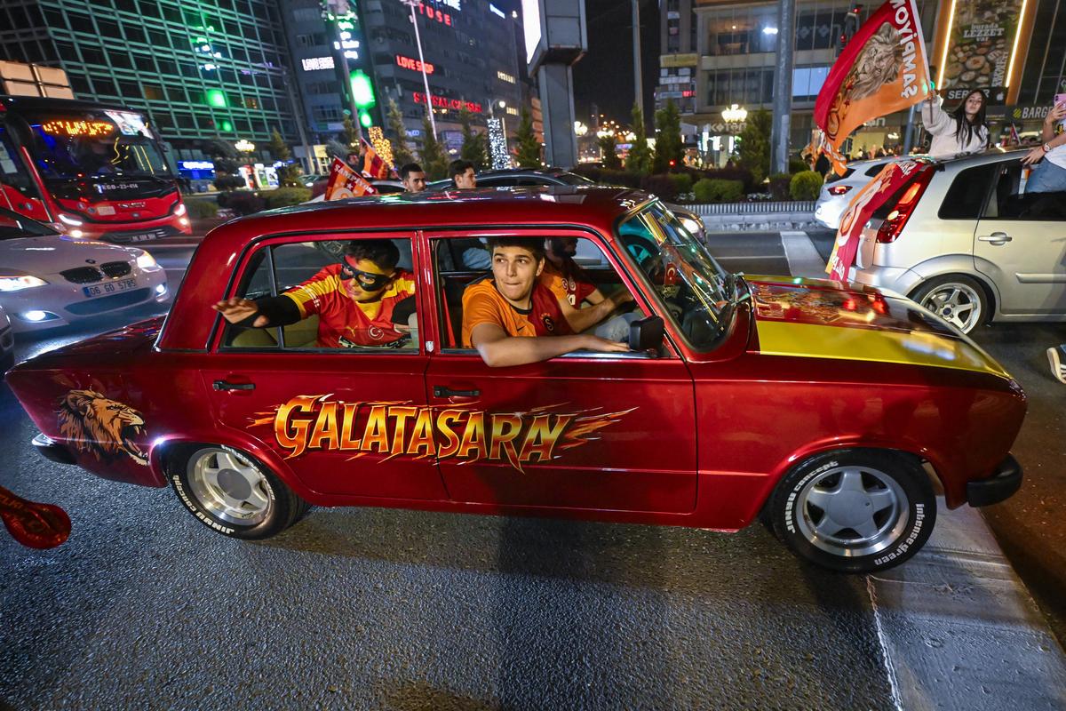 Galatasaray a câștigat al patrulea titlu consecutiv și a scos suporterii în stradă! Imagini spectaculoase