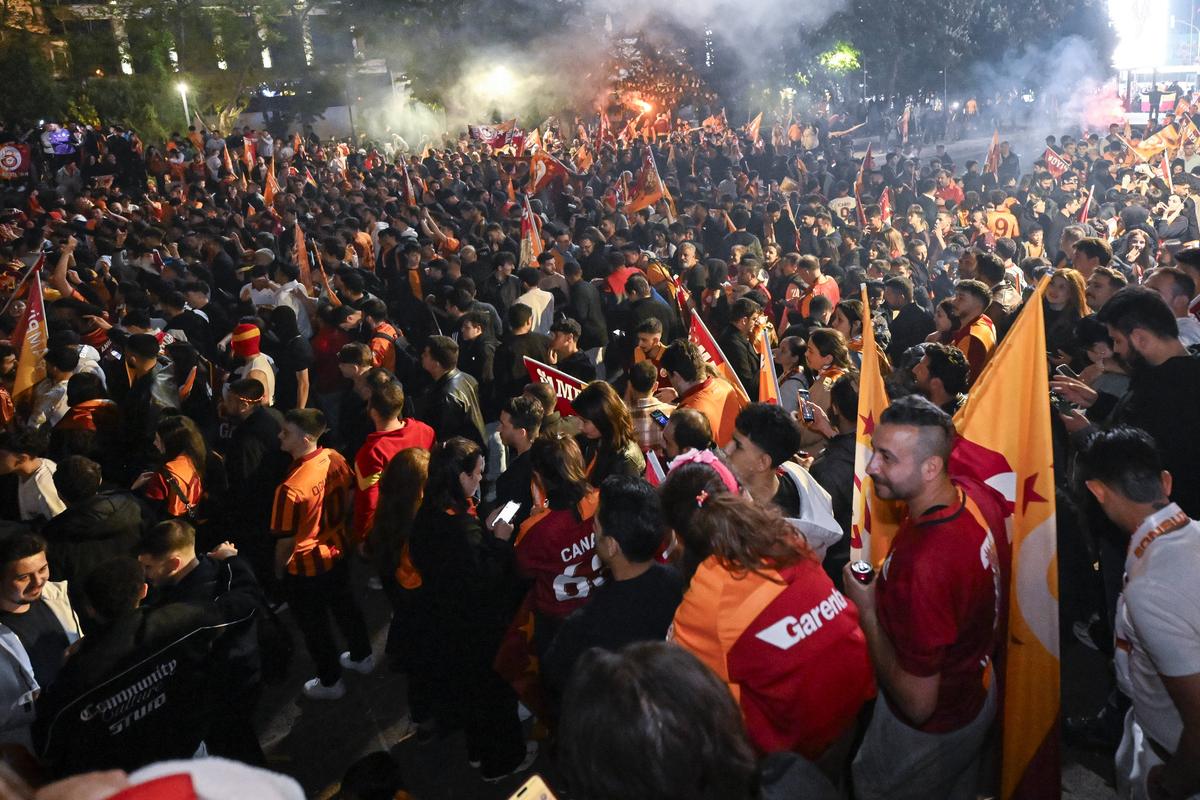 Galatasaray a câștigat al patrulea titlu consecutiv și a scos suporterii în stradă! Imagini spectaculoase