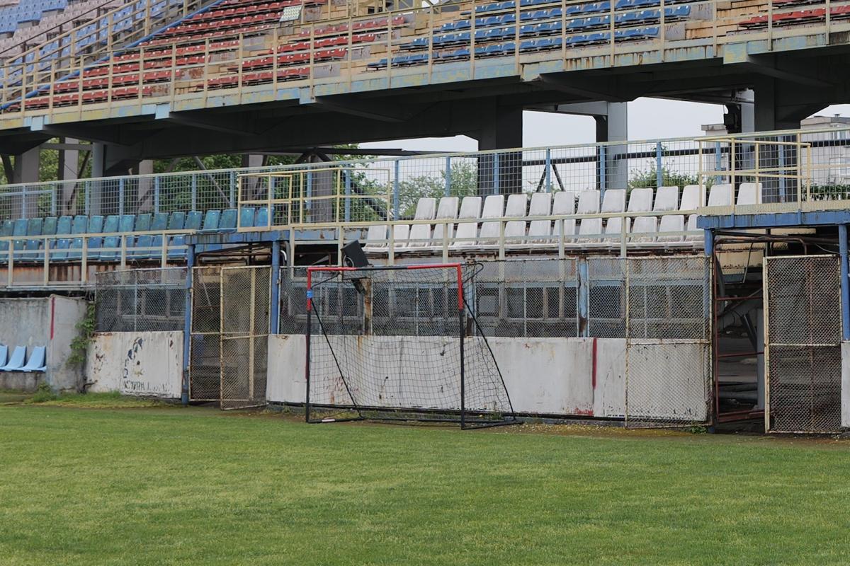 Stadionul-fantomă din România, înghițit de buruieni și rugină » Echipa națională a jucat aici de două ori
