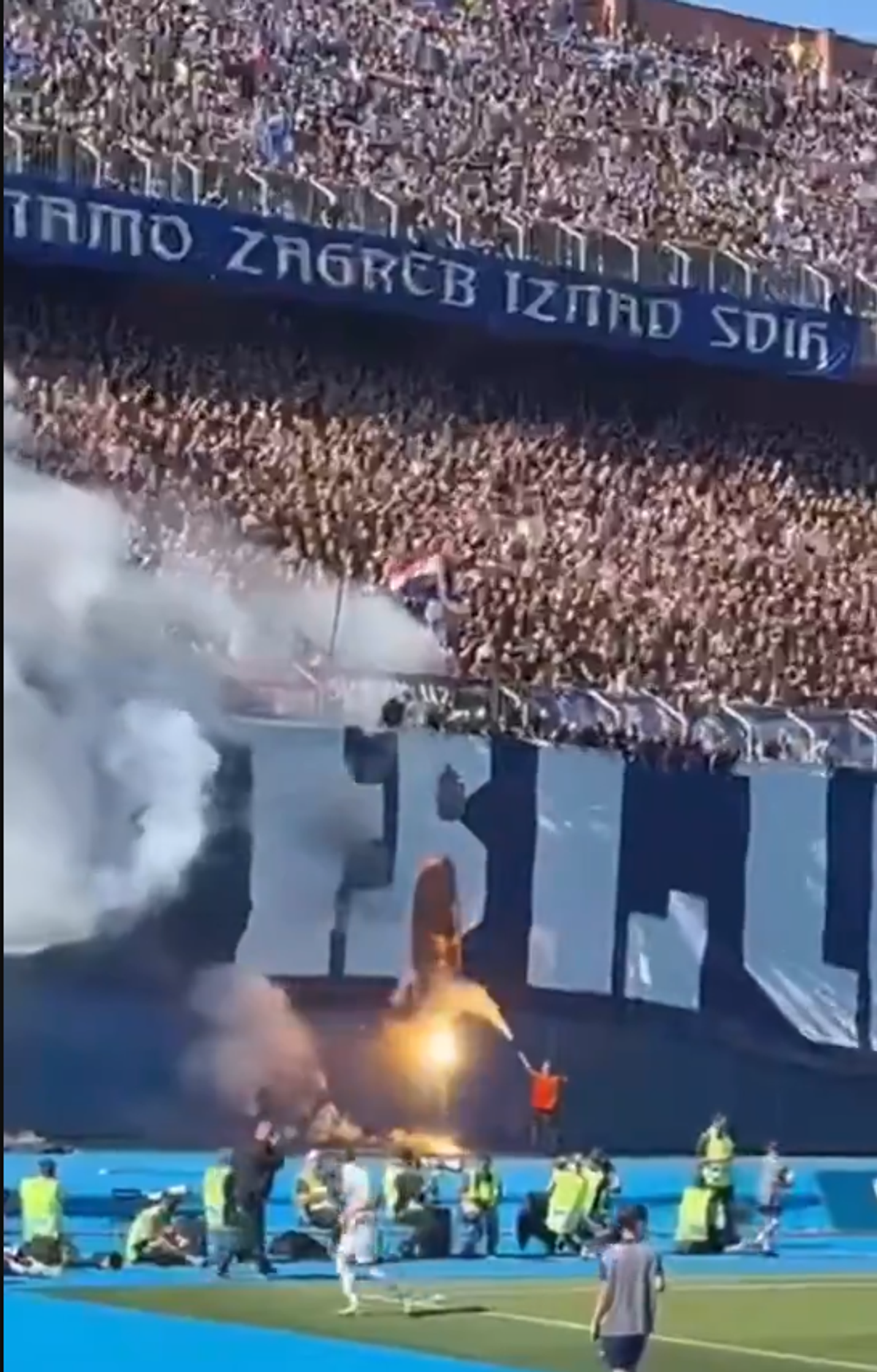 Au ars bannerul rivalilor cu telecomanda! » Scene incredibile la marele derby: ultrașii au provocat haos în tribune