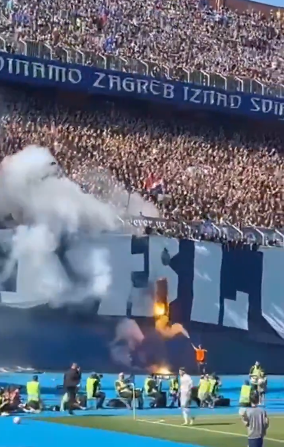 Au ars bannerul rivalilor cu telecomanda! » Scene incredibile la marele derby: ultrașii au provocat haos în tribune