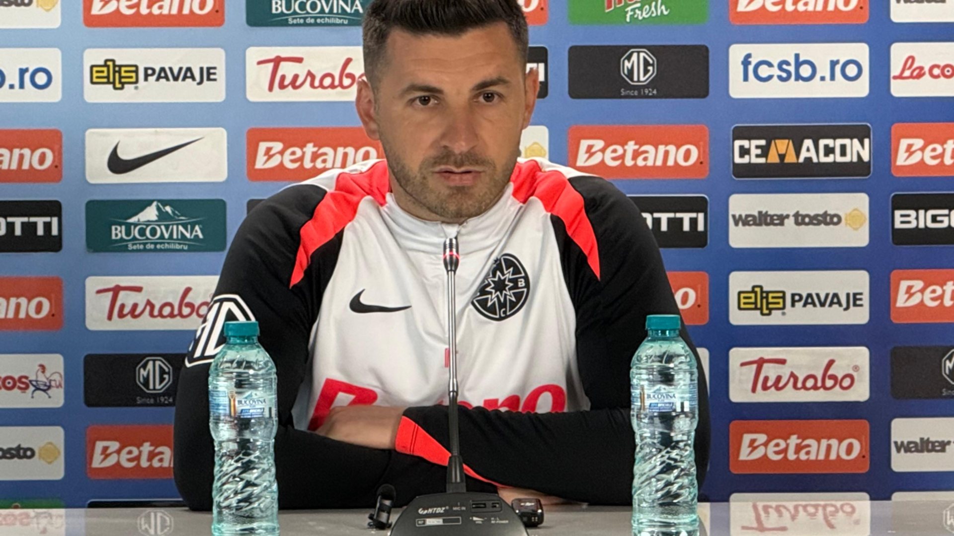 Lucian Filip, antrenor interimar FCSB, discutând tacticile echipei înaintea barajului UEFA Conference League cu Unirea Slobozia pe terenul de antrenament. | sursa foto: Gazeta Sporturilor
