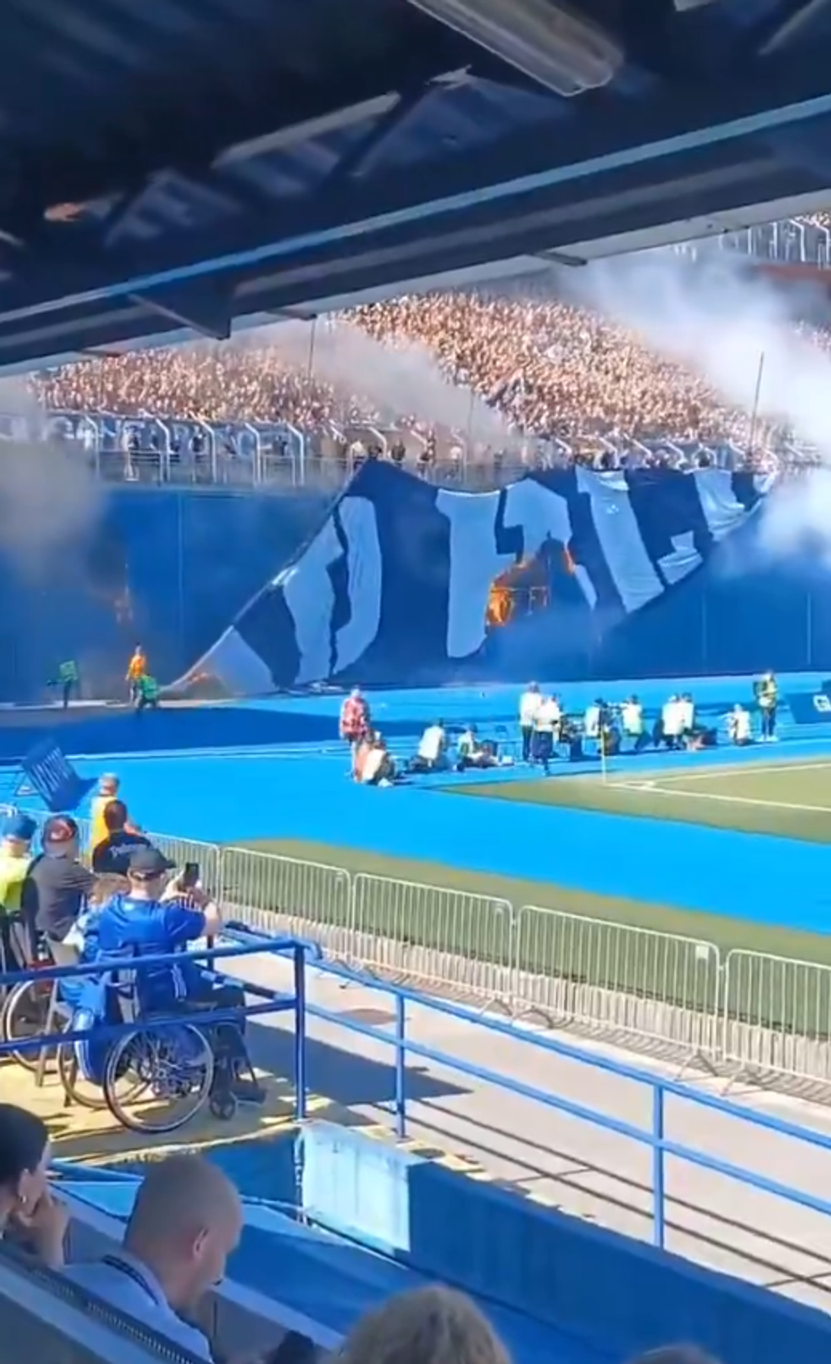 Au ars bannerul rivalilor cu telecomanda! » Scene incredibile la marele derby: ultrașii au provocat haos în tribune