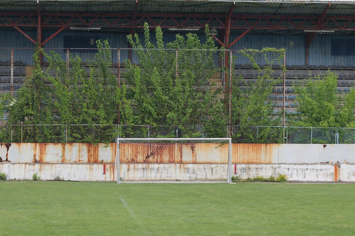 Stadionul-fantomă din România, înghițit de buruieni și rugină » Echipa națională a jucat aici de două ori