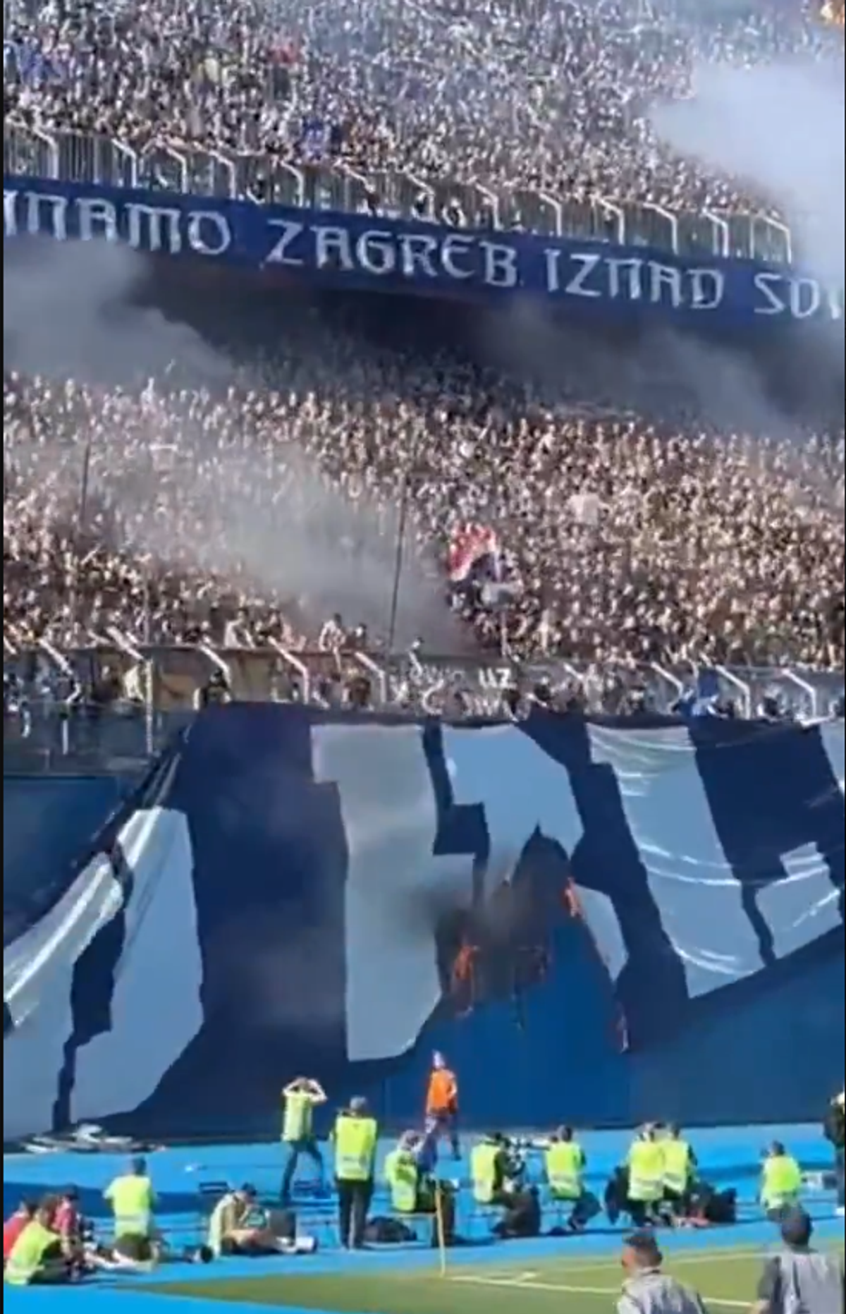 Au ars bannerul rivalilor cu telecomanda! » Scene incredibile la marele derby: ultrașii au provocat haos în tribune
