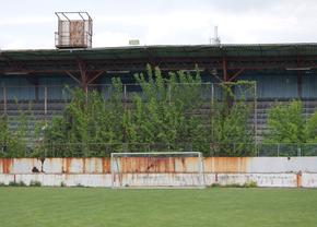 Stadionul-fantomă din România, înghițit de buruieni și rugină » Echipa națională a jucat aici de două ori