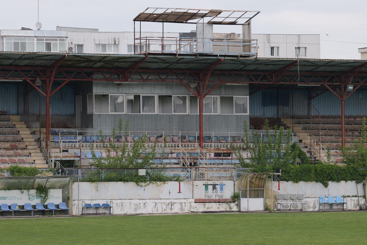 Stadionul-fantomă din România, înghițit de buruieni și rugină » Echipa națională a jucat aici de două ori
