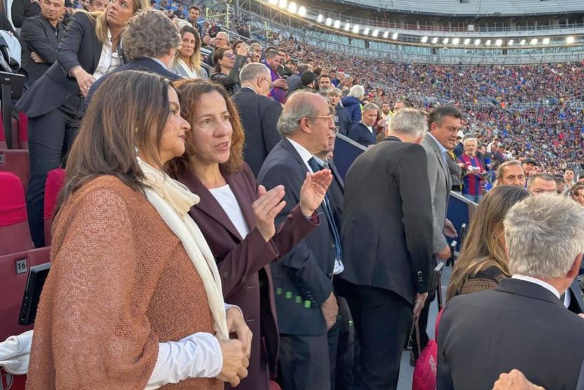 Românca Roxana Mînzatu (a doua de la stânga la dreapta), surprinsă lângă Juan Laporta (al patrulea de la stânga la dreapta, cu spatele), la Barcelona - Real Madrid // FOTO: Instagram