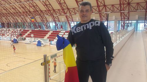 Xavier Pascual cu steagul României, în Sala Dinamo, la precedentul său mandat la naționala României