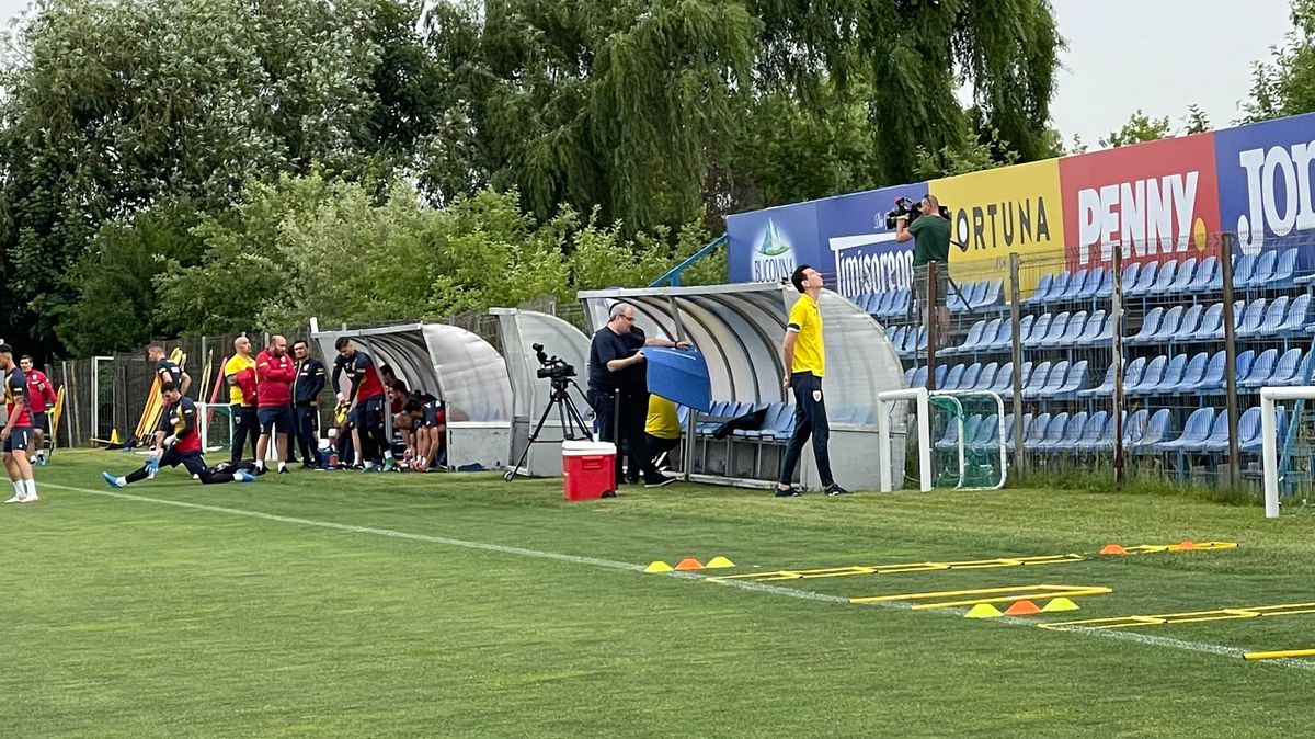 Imagini de la antrenamentul României înaintea meciului cu Finlanda » Mihai Stoichiță, surprins alături de Edi Iordănescu