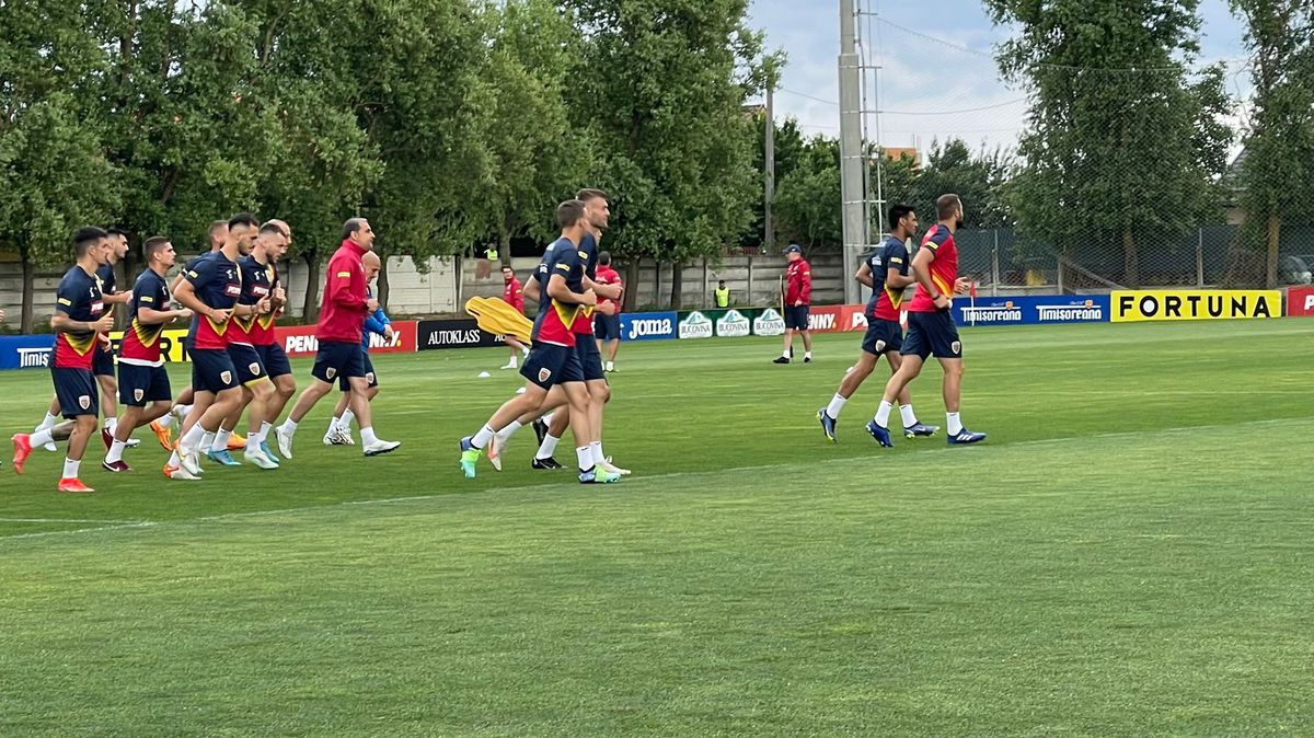 Imagini de la antrenamentul României înaintea meciului cu Finlanda » Mihai Stoichiță, surprins alături de Edi Iordănescu