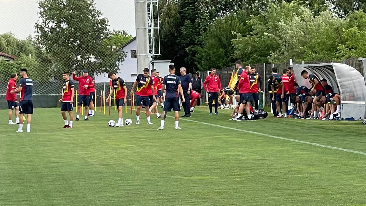 Imagini de la antrenamentul României înaintea meciului cu Finlanda » Mihai Stoichiță, surprins alături de Edi Iordănescu