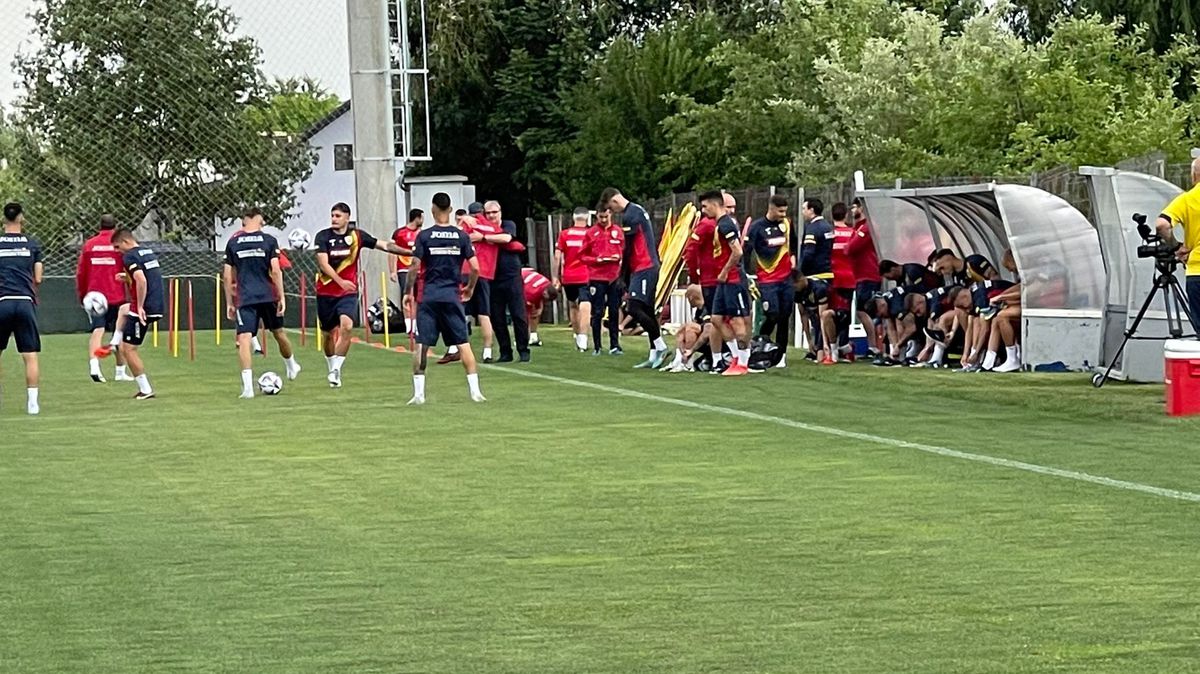 Imagini de la antrenamentul României înaintea meciului cu Finlanda » Mihai Stoichiță, surprins alături de Edi Iordănescu