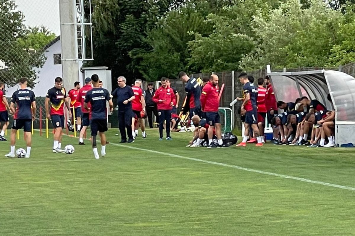 Imagini de la antrenamentul României înaintea meciului cu Finlanda » Mihai Stoichiță, surprins alături de Edi Iordănescu