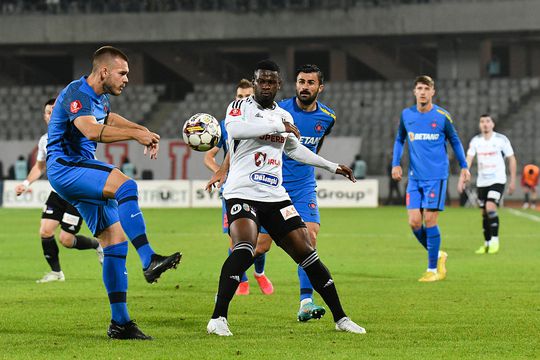 Mamadou Thiam, în alb, în meciul cu FCSB // FOTO: Imago