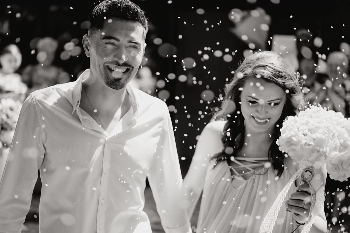 Fotbalistul din Superliga s-a căsătorit înainte să semneze cu noua echipă! Cine e sexy-jurnalista care l-a cucerit definitiv