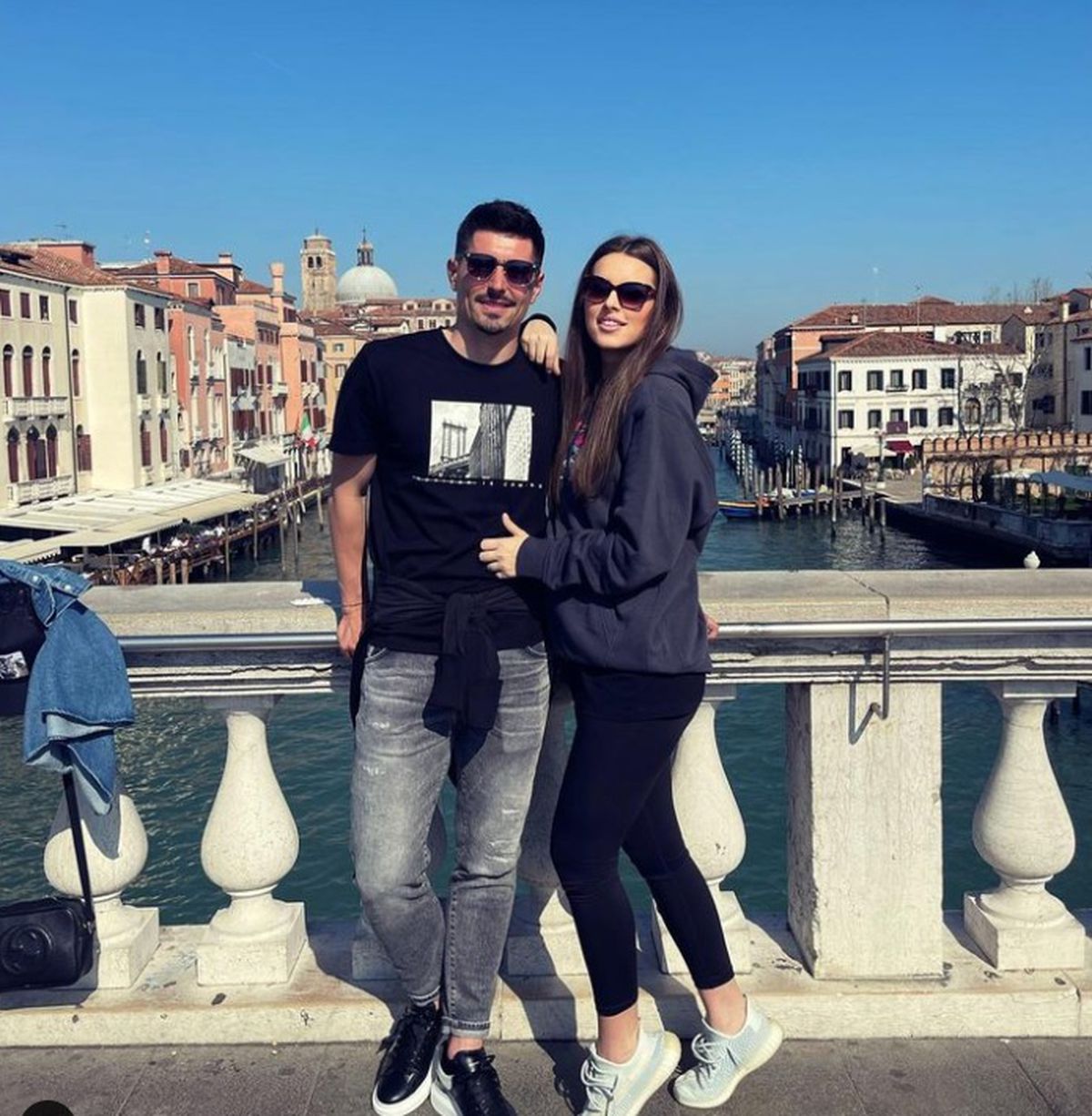 FOTO Cu ea s-a consolat după finală » Jucătorul lui Sepsi care se iubește cu cea mai sexy reporteră