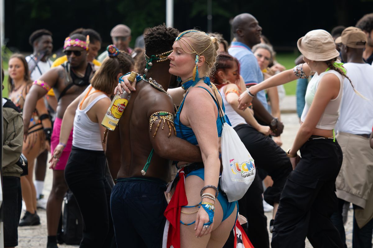 Și semafoarele sunt LGBT! Ce a văzut GSP la festivalul Pride din München » Dezmăț total, copii aduși la dansuri provocatoare, evenimente sadomaso pe străzi