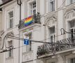 Steagurile LGBTQIA sunt afișate pe multe clădiri