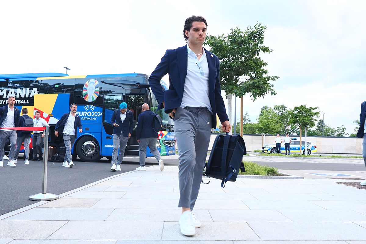 „Băi Ianis bă, ăsta e caracter?!” » Sosirea naționalei i-a lăsat cu gust amar pe românii adunați la Wurzburg: „V-au luat banii mințile!”