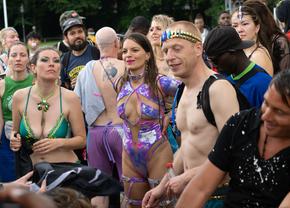 Și semafoarele sunt LGBT! Ce a văzut GSP la festivalul Pride din München » Dezmăț total, evenimente sado-maso pe străzi