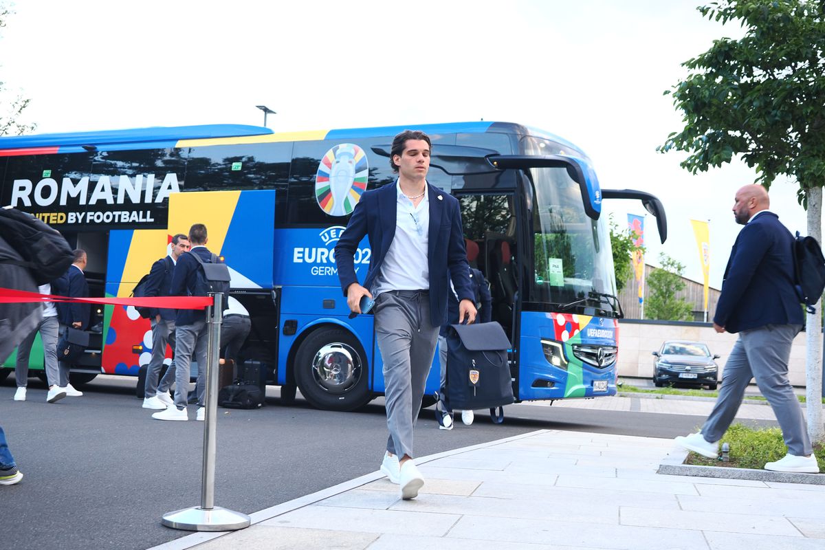 „Băi Ianis bă, ăsta e caracter?!” » Sosirea naționalei i-a lăsat cu gust amar pe românii adunați la Wurzburg: „V-au luat banii mințile!”