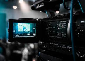 Colaborarea cu o casă de producție video, soluția pentru succes în social media ca influencer