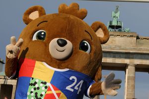 Nemții și americanii și-au disputat dreptul proprietății asupra ursulețului de pluș, ales de tinerii fani din școlile europene ca mascotă la turneul final din Germania!