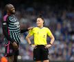 Usain Bolt e cu un cap mai mare decât arbitra Rebecca Welsh / Foto: Imago