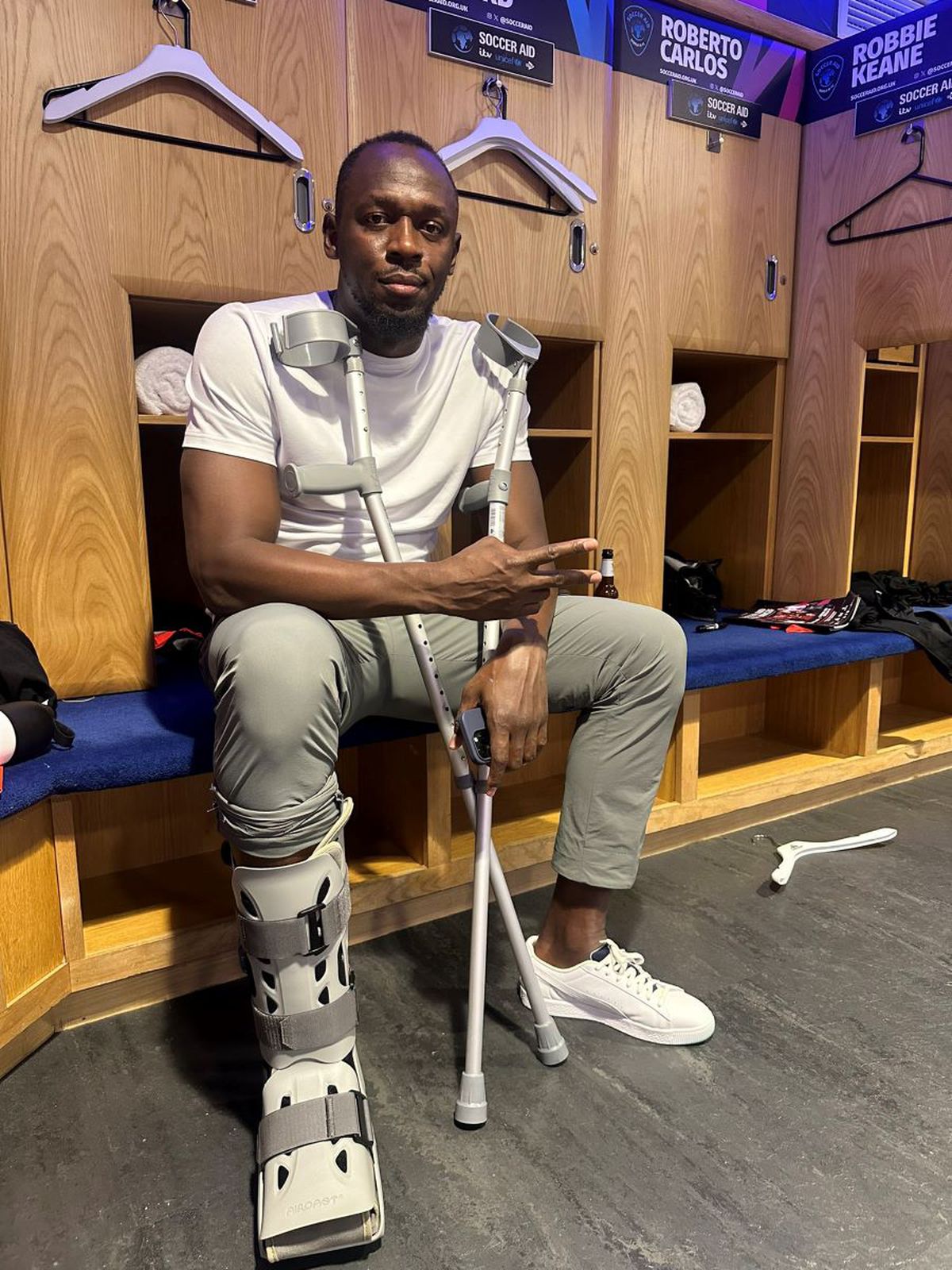 Usain Bolt s-a accidentat aseară la fotbal într-un tradițional eveniment caritabil » Ce a făcut recordmanul mondial jamaican în meciul cu fostele vedete ale Angliei