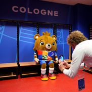 Ursulețul Albert îi așteaptă pe „tricolori” la Koln la meciul cu Belgia / Foto: GettyImages