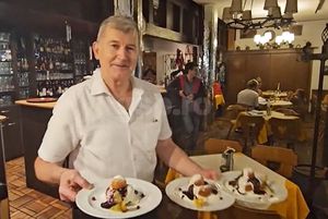 „Hai la românul ăla să mâncăm” » Bunătăți în restaurantul din Munchen al unui stelist declarat: „Se consumă la pâine... vai de capul meu!” + Cât costă o porție de 5 mititei