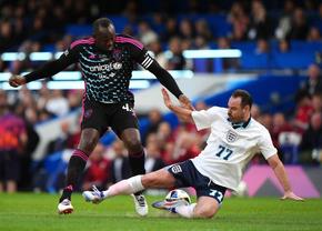 Usain Bolt s-a accidentat aseară la fotbal într-un tradițional eveniment caritabil » Ce a făcut recordmanul mondial jamaican în meciul cu fostele vedete ale Angliei