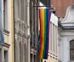 Steagurile LGBTQIA sunt afișate pe multe clădiri