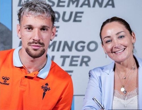 Ionuț Radu a semnat până în 2029 cu Celta Vigo, zâmbind lângă președintele clubului galician, Maria Mourino / Foto: X Celta Vigo