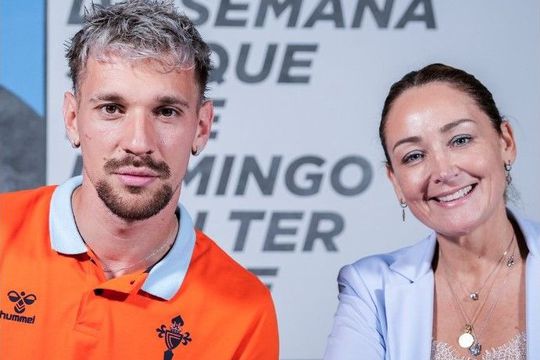 Ionuț Radu a semnat până în 2029 cu Celta Vigo, zâmbind lângă președintele clubului galician, Maria Mourino / Foto: X Celta Vigo