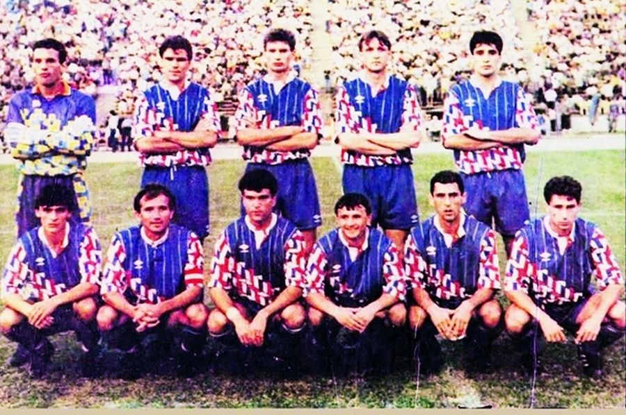 Vasile Mănăilă (al treilea pe rândul de jos, de la stânga la dreapta), în echipa Universității Craiova în anul titlului din 1990 -1991 A murit Vasile Mănăilă » Fostul câștigător al eventului cu Universitatea Craiova avea doar 62 de ani