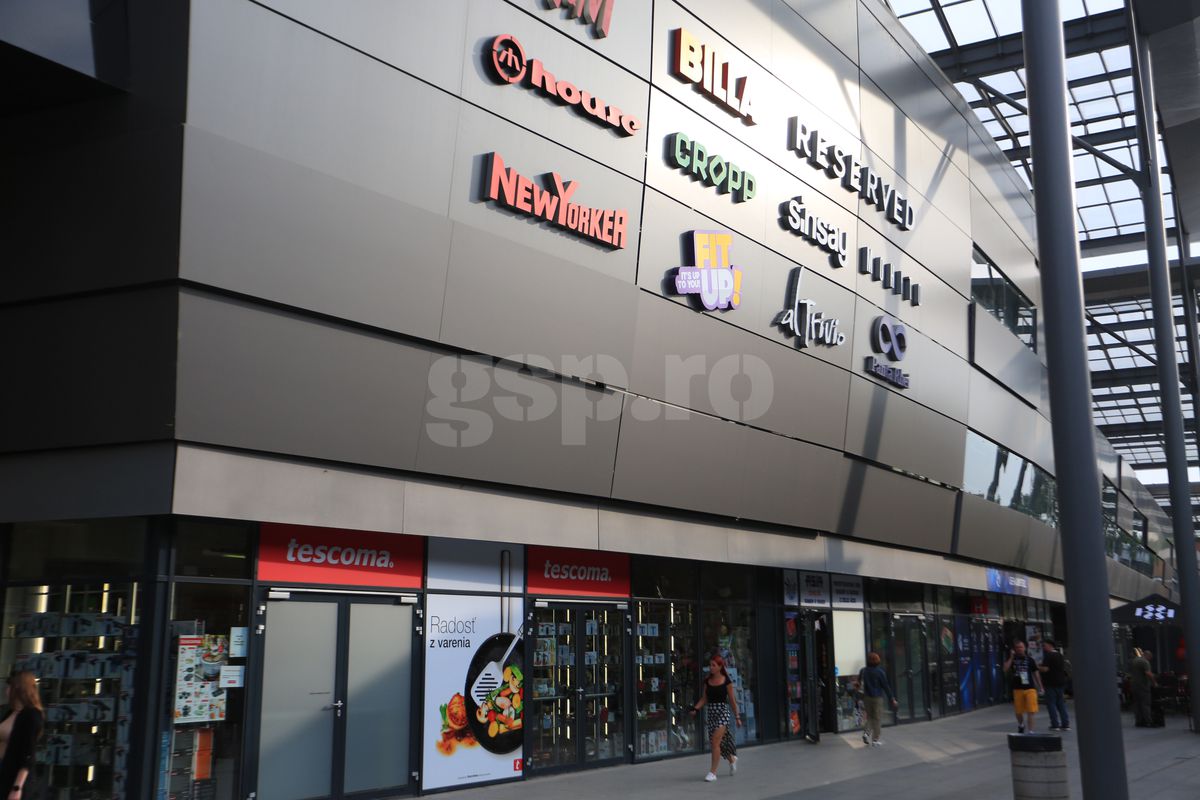 Universitatea Craiova joacă pe un stadion inedit cu Spartak Trnava: intrarea se face prin mall!